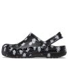 Crocs Baya säsongstryckta träskor ”Black Daisy” 206230-0ZI