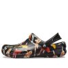 Crocs Bistro Grafiska träskor ”Black Multi” 204044-0S3