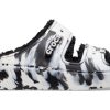 Crocs Classic Cozzzy marmorerade sandaler ”Black White” 207907