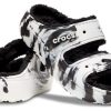 Crocs Classic Cozzzy marmorerade sandaler ”Black White” 207907