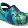 Crocs (GS) klassiska fodrade marmorerade träskor ”Blue Tie Dye” 207238-4HQ