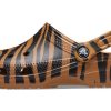 Crocs Klassisk träsko Djurtryck Beach Tiger Stripes Gula sandaler 206676-2ZF Crocs Klassisk träsko Djurtryck Beach Tiger Stripes Gula sandaler 206676-2ZF