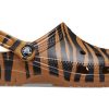 Crocs Klassisk träsko Djurtryck Beach Tiger Stripes Gula sandaler 206676-2ZF Crocs Klassisk träsko Djurtryck Beach Tiger Stripes Gula sandaler 206676-2ZF
