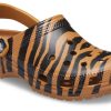 Crocs Klassisk träsko Djurtryck Beach Tiger Stripes Gula sandaler 206676-2ZF Crocs Klassisk träsko Djurtryck Beach Tiger Stripes Gula sandaler 206676-2ZF