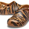 Crocs Klassisk träsko Djurtryck Beach Tiger Stripes Gula sandaler 206676-2ZF Crocs Klassisk träsko Djurtryck Beach Tiger Stripes Gula sandaler 206676-2ZF
