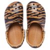 Crocs Klassisk träsko Djurtryck Beach Tiger Stripes Gula sandaler 206676-2ZF Crocs Klassisk träsko Djurtryck Beach Tiger Stripes Gula sandaler 206676-2ZF