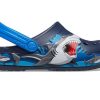 Crocs (PS) Roligt hajmönster utomhus platt klack sport djupblå sandaler 207070-410 Crocs (PS) Roligt hajmönster utomhus platt klack sport djupblå sandaler 207070-410
