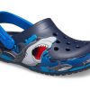 Crocs (PS) Roligt hajmönster utomhus platt klack sport djupblå sandaler 207070-410 Crocs (PS) Roligt hajmönster utomhus platt klack sport djupblå sandaler 207070-410