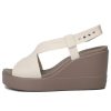 Crocs (WMNS) Brooklyn lätta cementgrå sandaler ”Grå” 206222-16T
