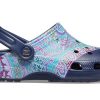 Crocs (WMNS) Classic Clog Liberty London Beach Deep Blue Sandaler 206447-410