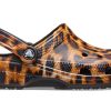 Crocs (WMNS) Klassiskt träskodjur Utskrift Beach Casual Sandaler Leopardtryck 206676-90L Crocs (WMNS) Klassiskt träskodjur Utskrift Beach Casual Sandaler Leopardtryck 206676-90L
