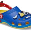 Crocs (WMNS) Snövit klassiska träskor ”Blue Yellow Red” 209483-769