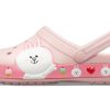 Crocs x Line Friends Beach Rosa unisex sandaler 205791-606